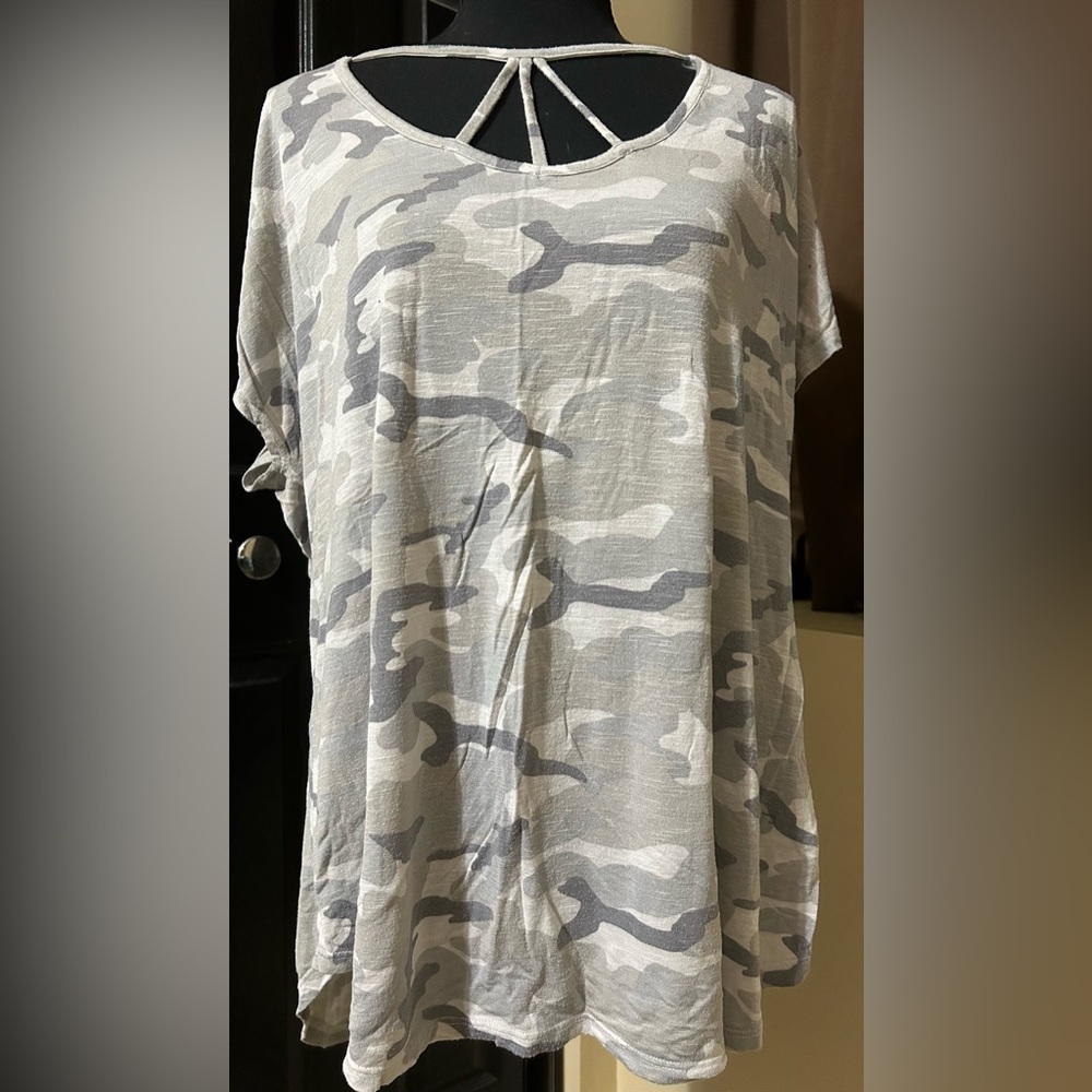 Maurice’s gray and white camouflage tshirt XL